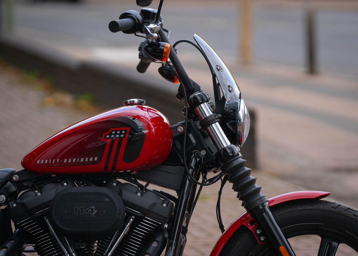 Side view of a Harley-Davidson FXD Dyna motorbike with light tinted Dart Flyscreen